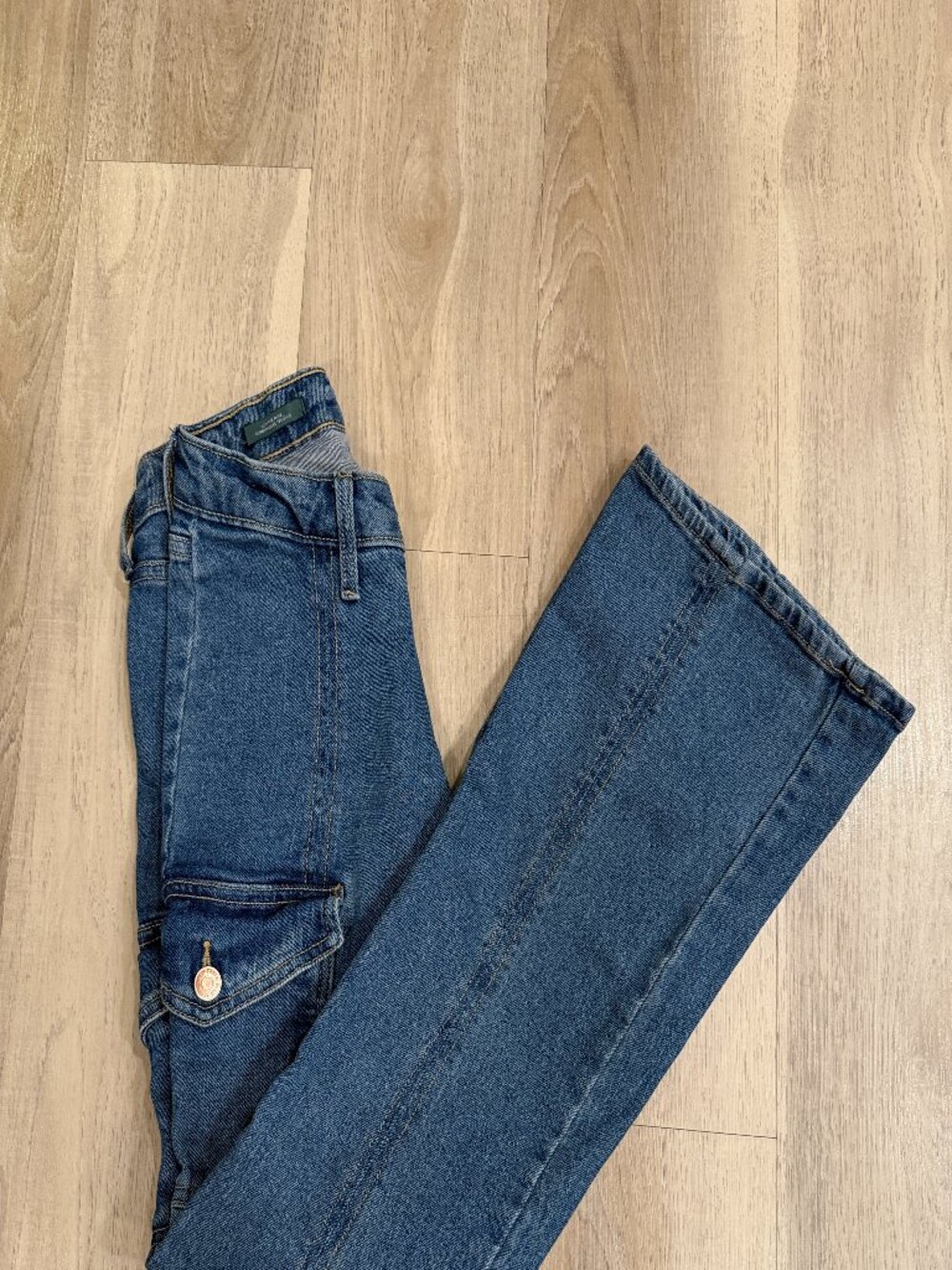Wild Fable Low Rise Flare Cargo Jeans Size 2 Y2K Front Seam Medium Wash - Picture 10 of 10